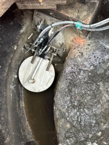 Hydraulic drain closure valve installed in a drain on a site
